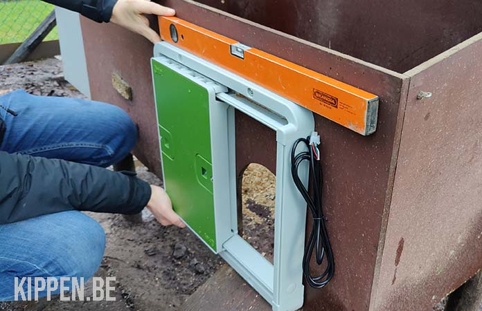 installatie van een omlet automatische kippenhokdeur