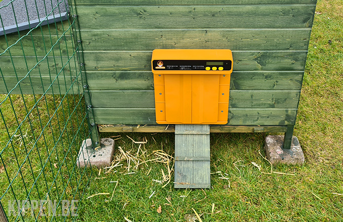 de schickcozy automatische kippenhokdeur in gesloten positie