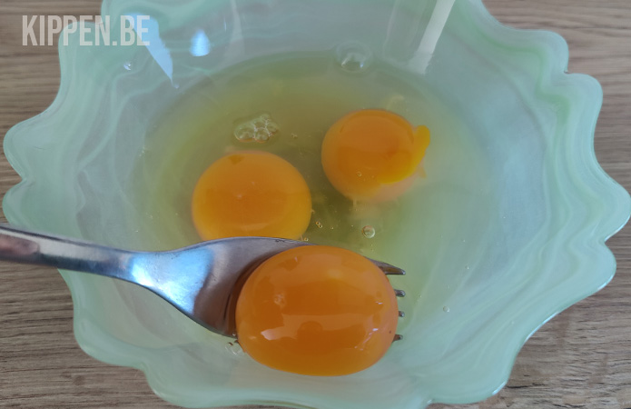 Eieren breken in een kom en eraan ruiken is een goede manier om te weten of ze nog vers zijn